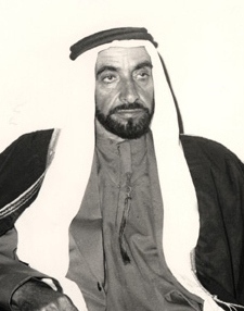 صورة أرشيفية من عام 1974 للشيخ زايد بن سلطان آل نهيان، الأب المؤسس وأول رئيس لدولة الإمارات العربية المتحدة